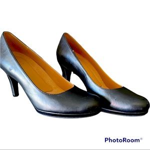 Naturalizer pumps only worn once. 2 in heel, very comfortable, soft leather.
